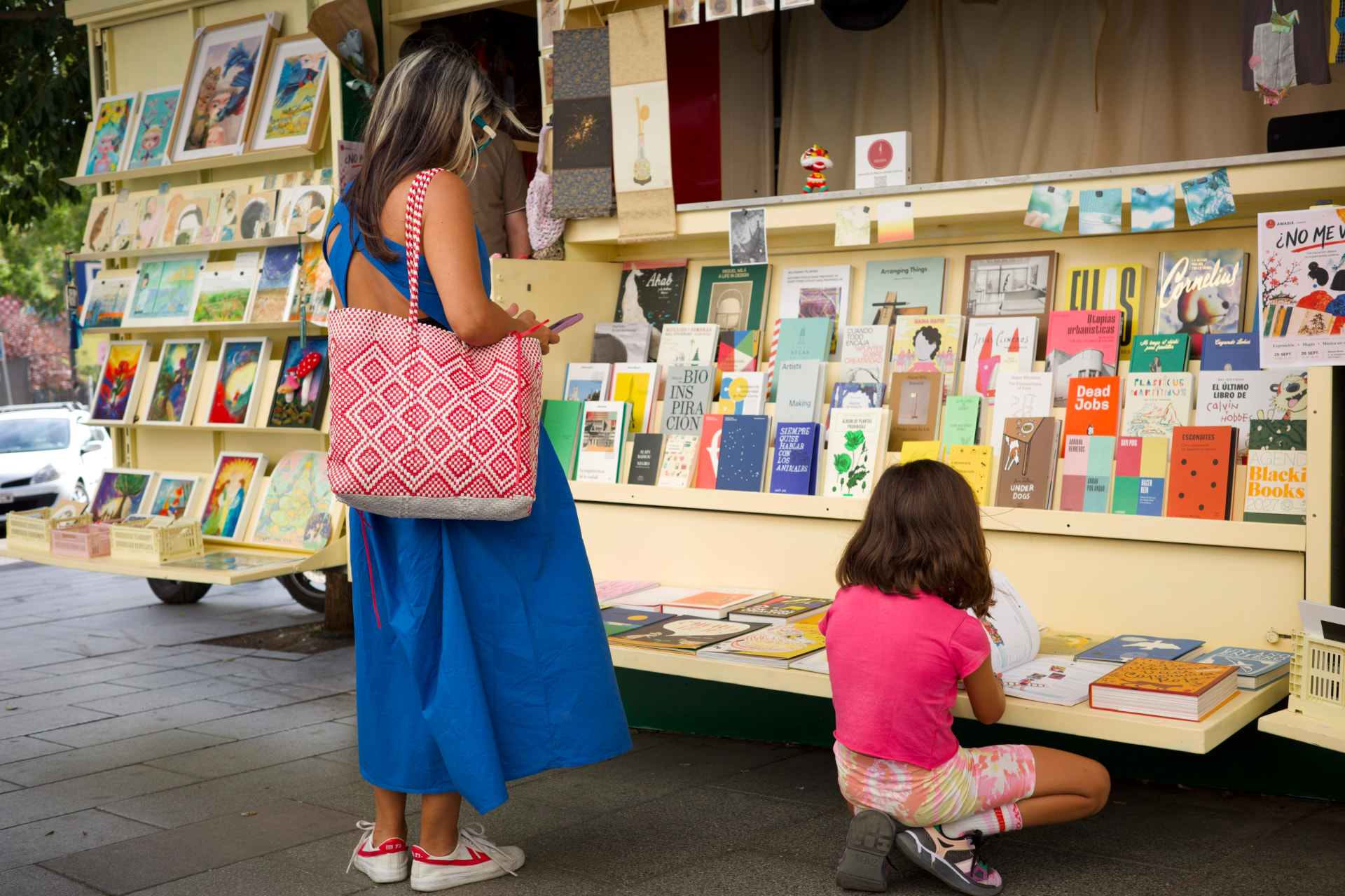 Visitantes de distintas edades descubren los libros y obras