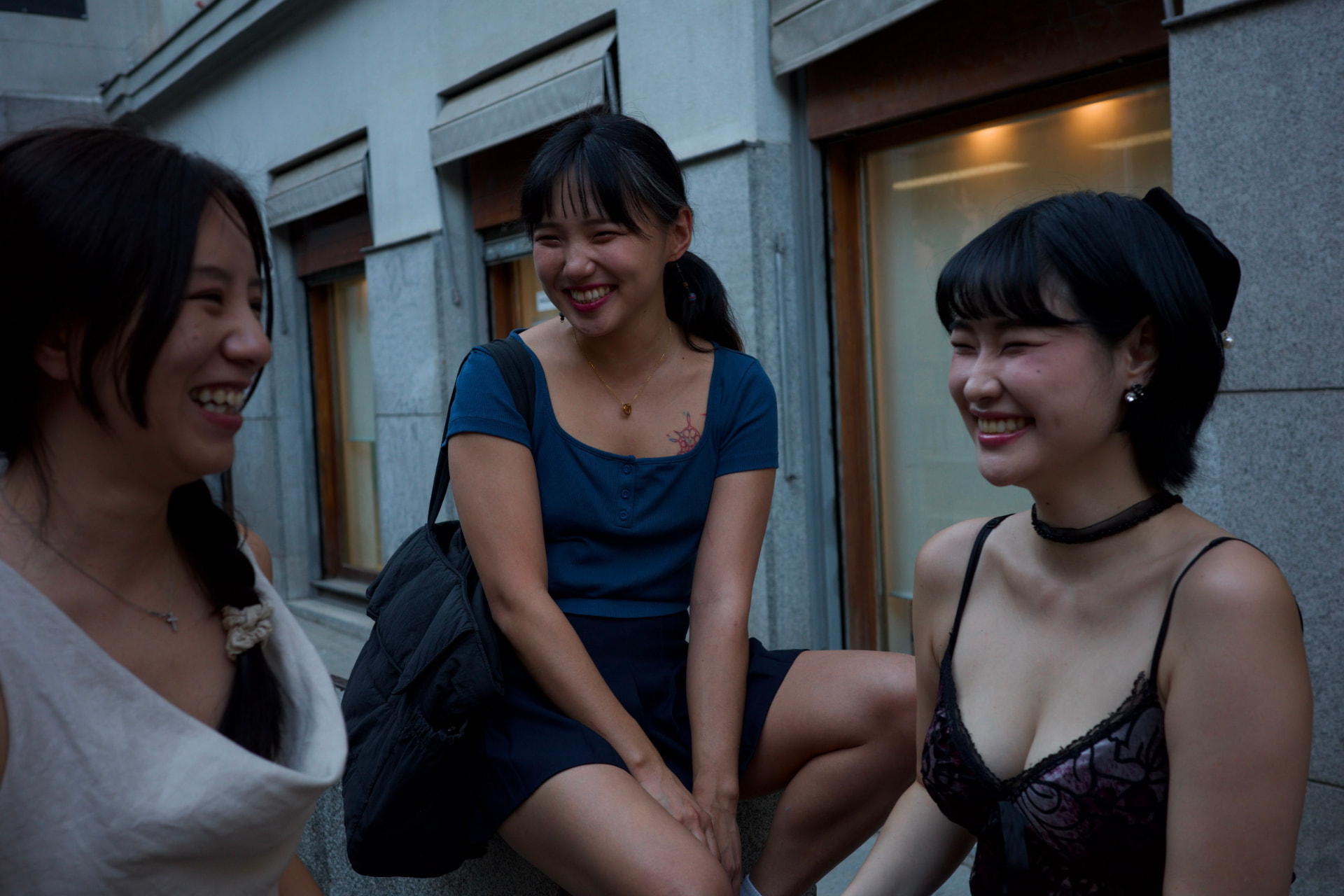 Tres asistentes conversan durante el encuentro
