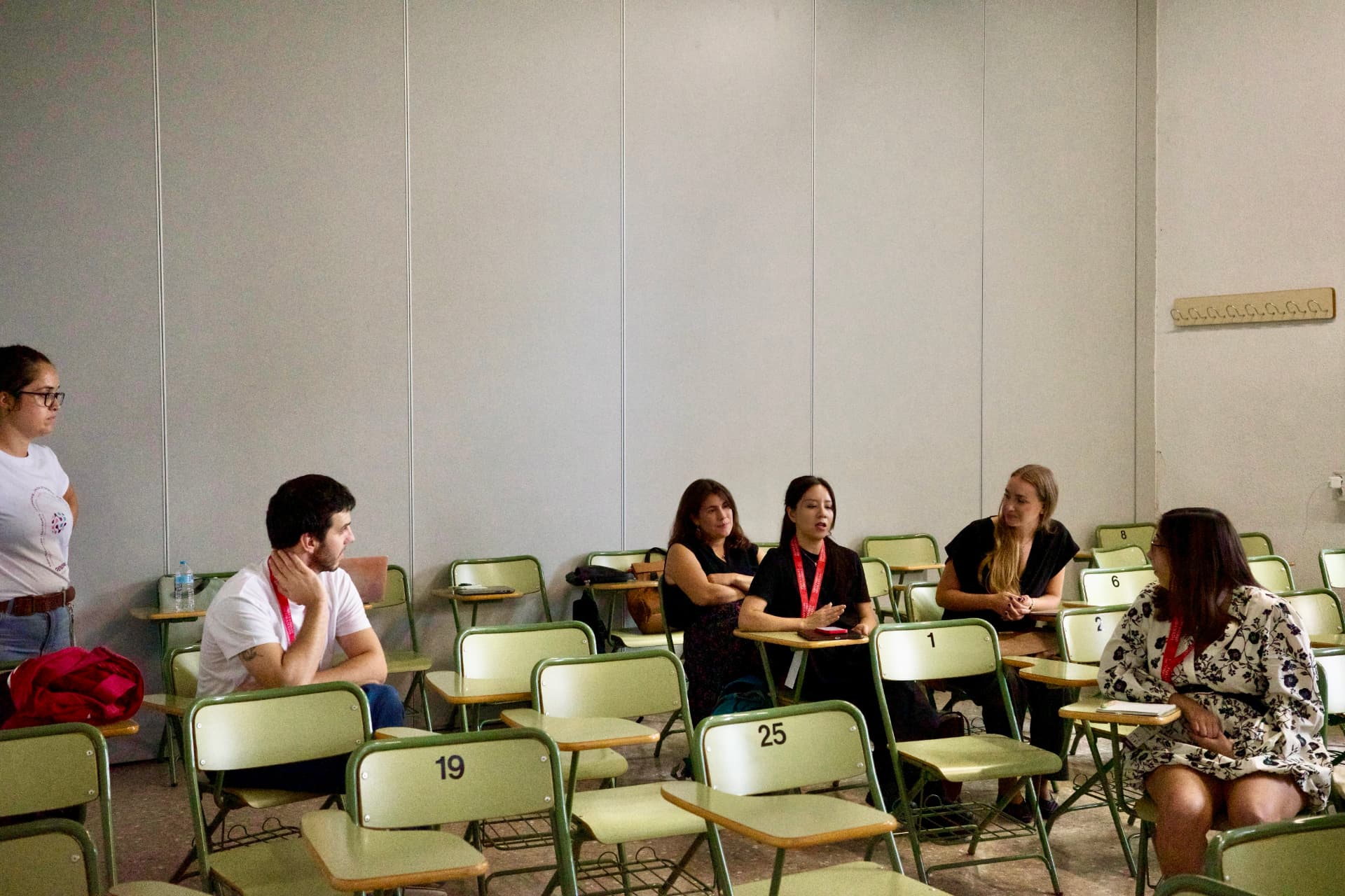 Debate entre participantes tras la sesión