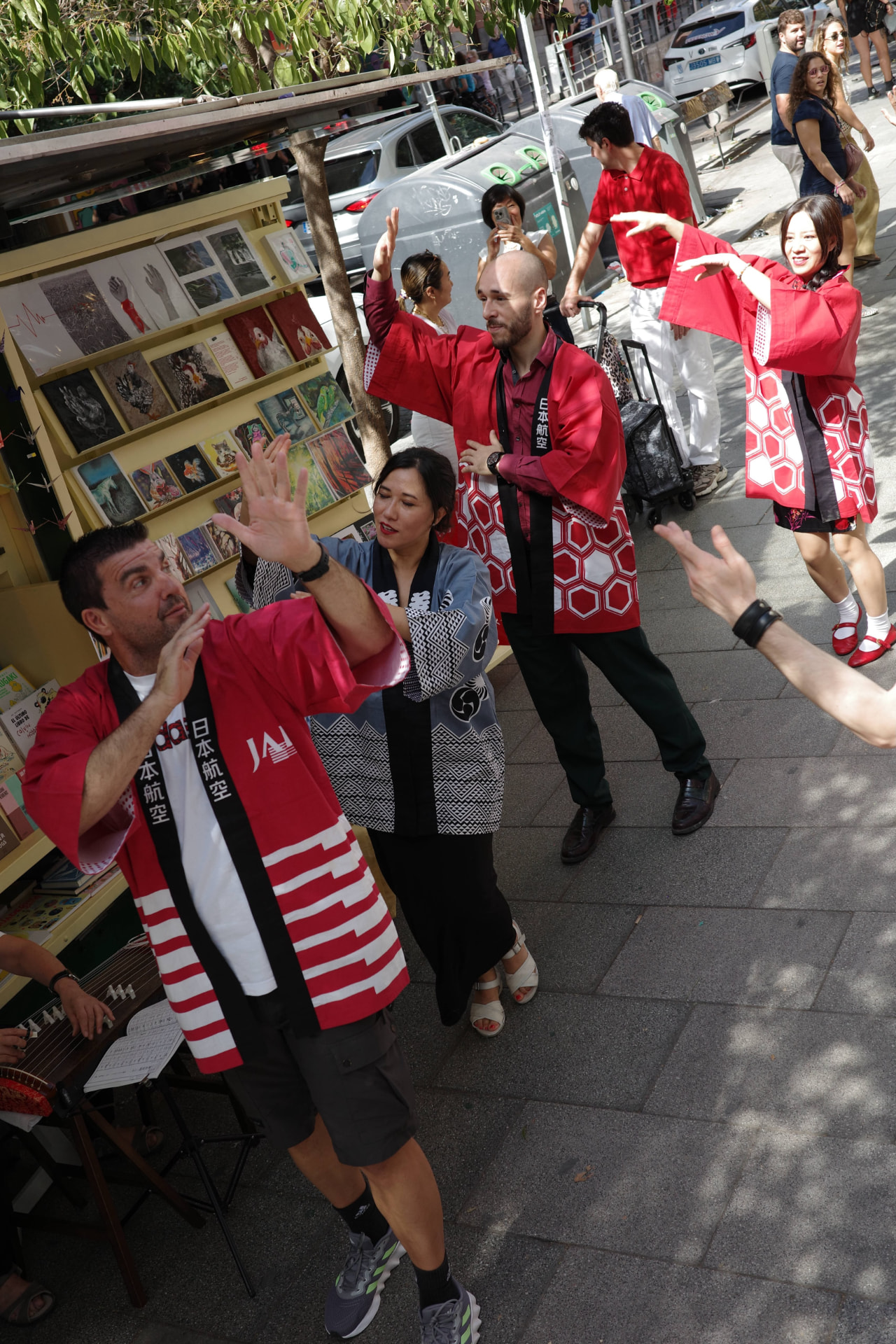 Grupo bailando en la calle junto al kiosco