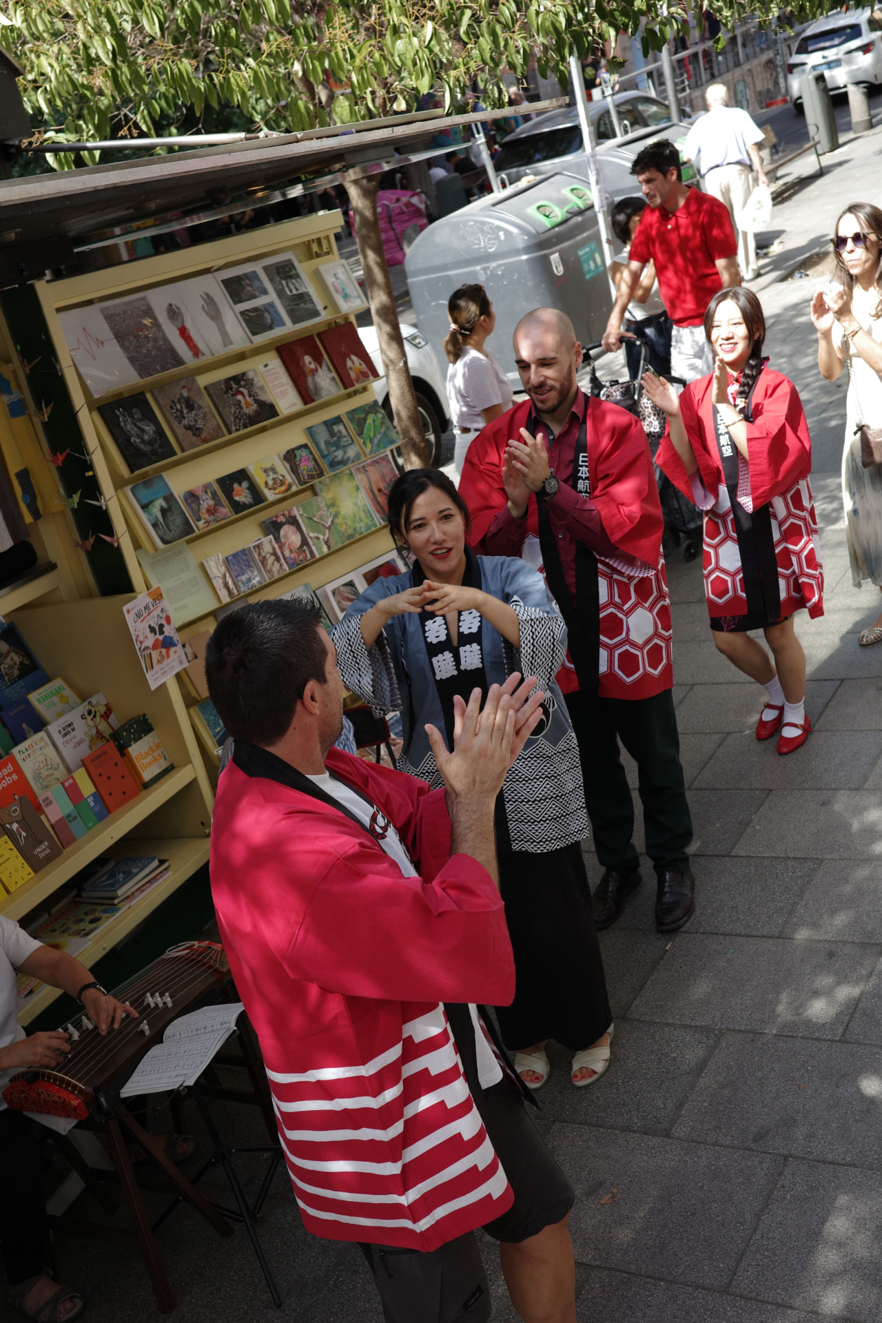 Bailarines y público aplaudiendo junto al kiosco