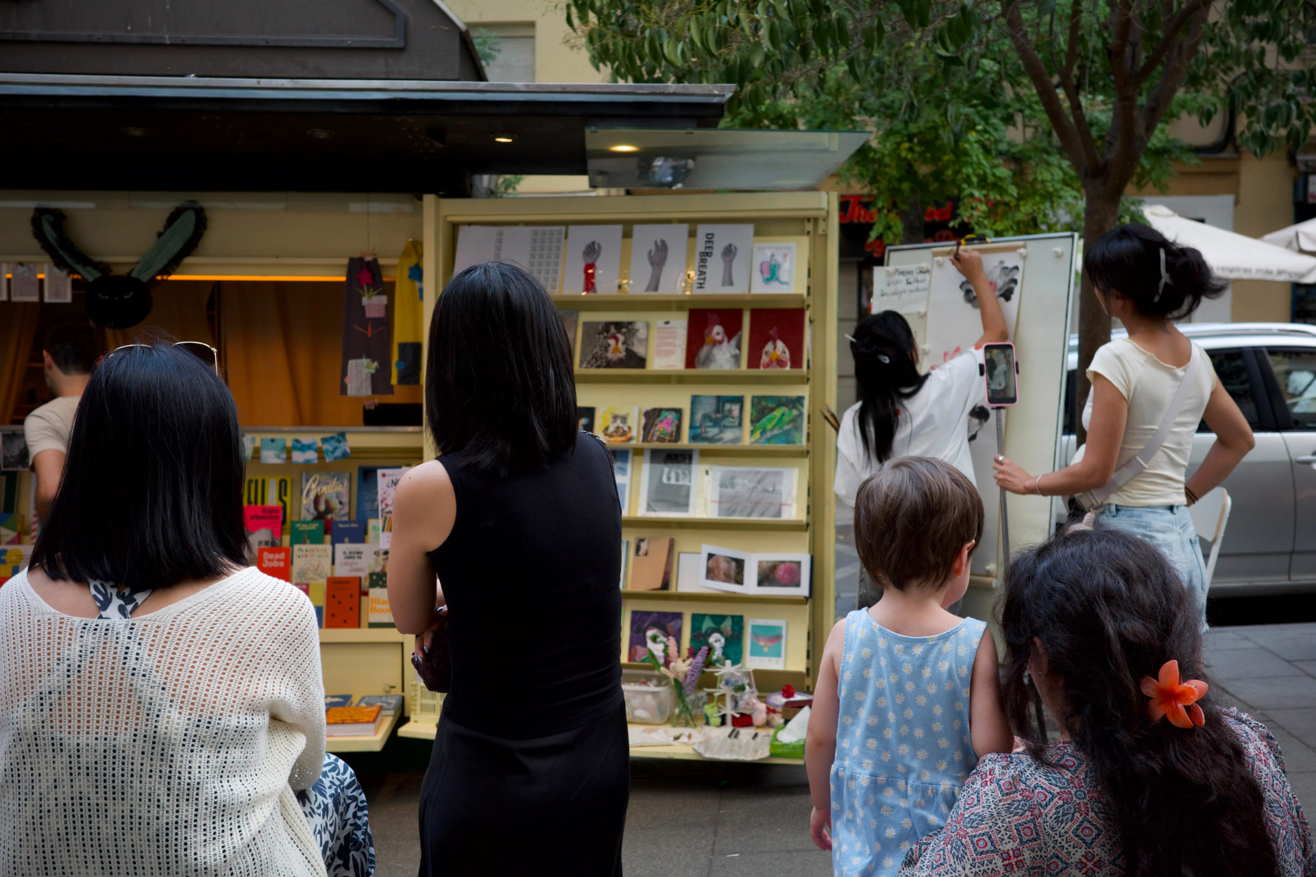 Público junto al kiosco durante la exposición
